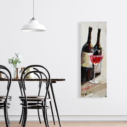 Deux bouteilles et un verre de vin