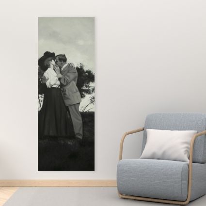 Couple vintage s'embrassant