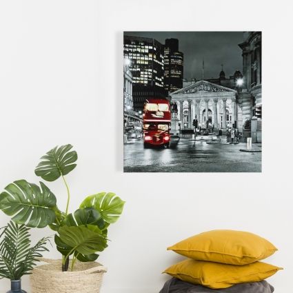 Le panthéon en tons de gris et bus rouge