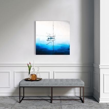 Bateau blanc sur eau d'un bleu profond