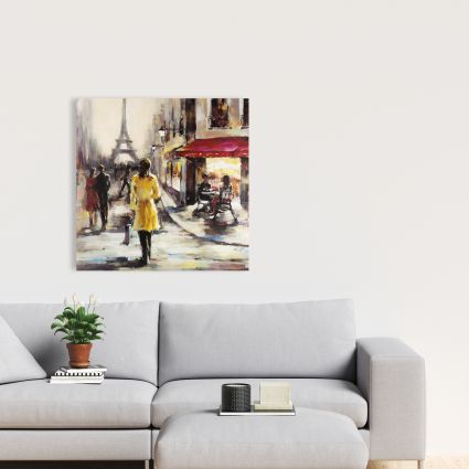 Femme au manteau jaune marchant dans la rue