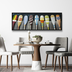 Encadré 20 x 60 - Pagaies colorées sur le quai