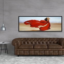 Encadré 20 x 60 -  femme avec longue robe rouge dans le désert