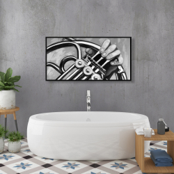 Encadré 24 x 48 - Musicien avec cor français monochrome