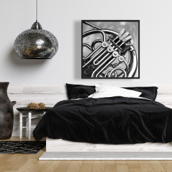 Encadré 36 x 36 - Musicien avec cor français monochrome
