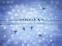 Oiseaux sur un fil avec ciel bleu clair