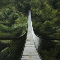 Pont suspendu dans la forêt