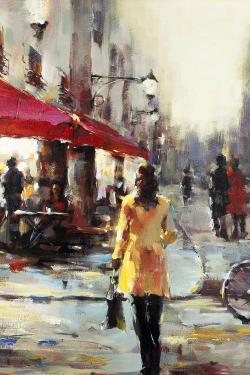 Femme marchant dans paris