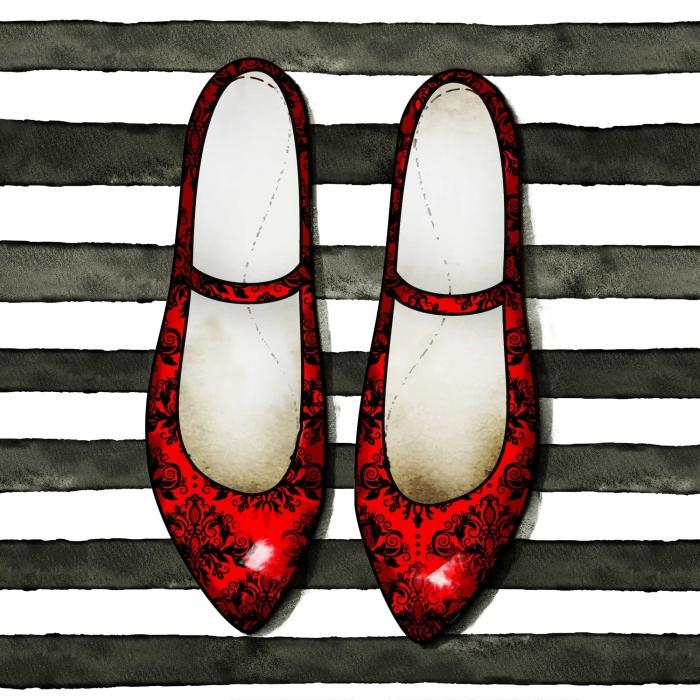 Brillantes chaussures rouges sur fond rayé