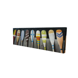 Pagaies colorées sur le quai