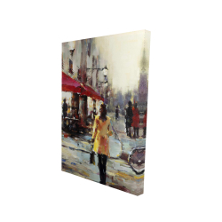Femme marchant dans paris