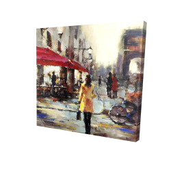 Femme marchant dans paris