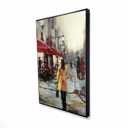 Femme marchant dans paris