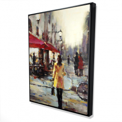 Femme marchant dans paris