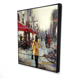 Femme marchant dans paris