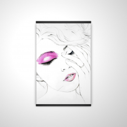 Portrait de femme avec maquillage rose