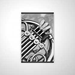 Musicien avec cor français monochrome