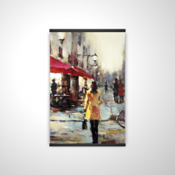 Femme marchant dans paris