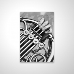 Musicien avec cor français monochrome