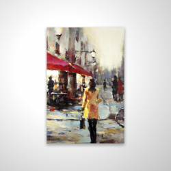 Femme marchant dans paris