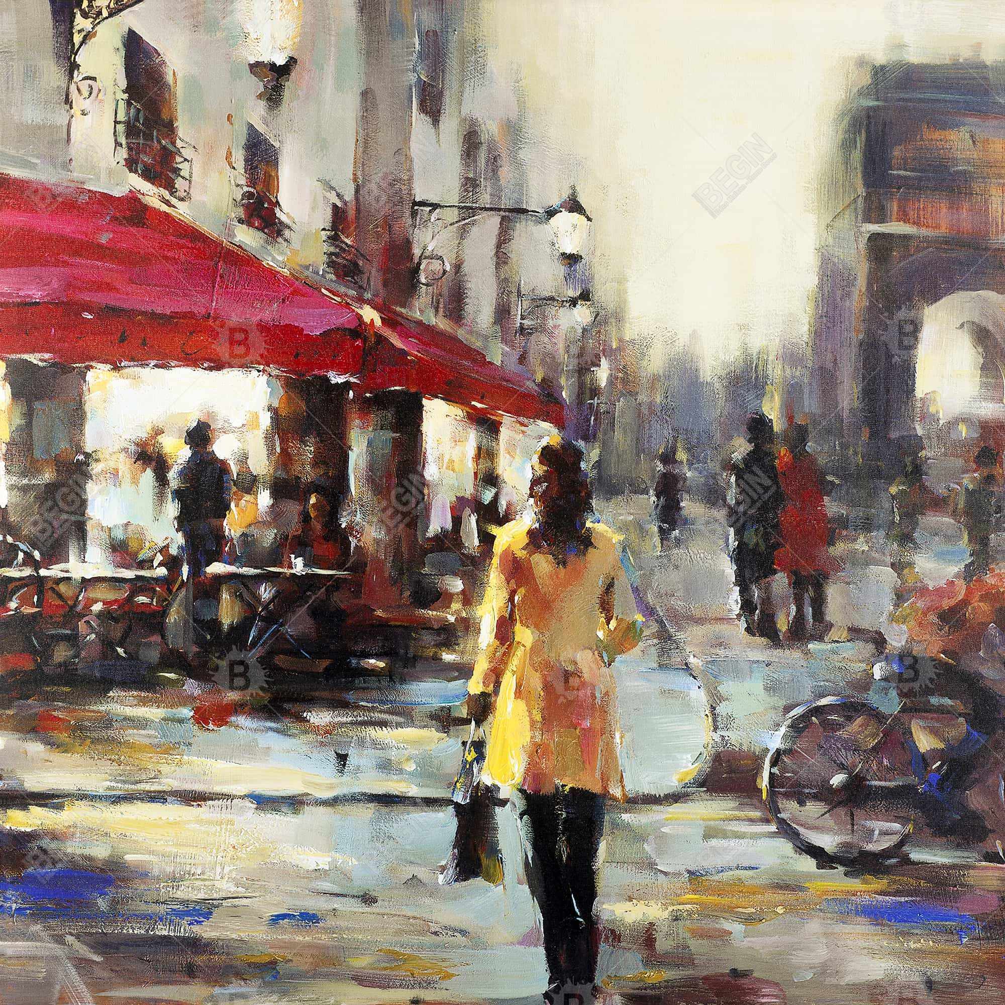 Femme marchant dans paris